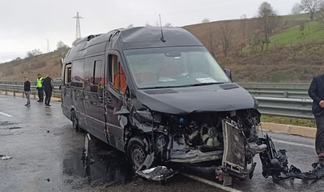 Minibüs, kayan otomobile çarptı; 5 yaralı