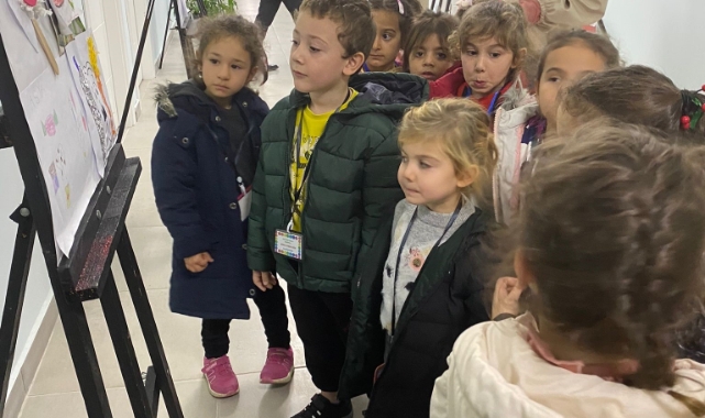  Minik ellerden resim sergisi