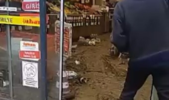 Mudanya’da dükkanlar çamur deryasına döndü