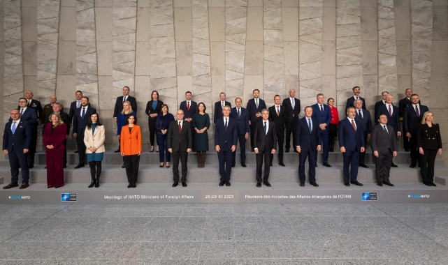 NATO Dışişleri Bakanlarından aile fotoğrafı