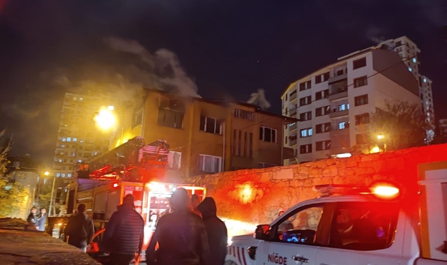 Niğde'de 3 katlı binada yangın