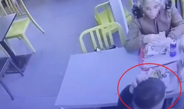 O film gerçek oldu! Kopardığı saçını yemeğine böyle attı
