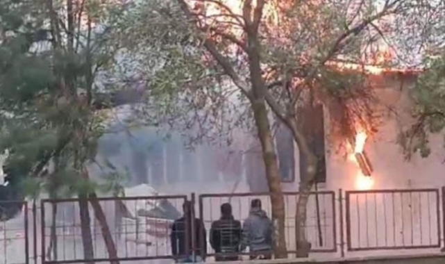 Okul çatısında yangın paniği! 300 öğrenci tahliye edildi