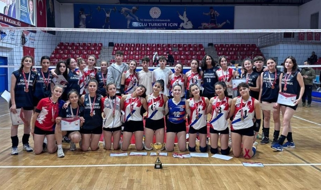 Okul sporlarında gençler mücadelesi sürüyor