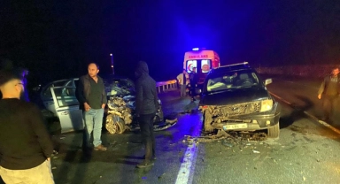 Otomobil ile kamyonet çarpıştı; 3 ölü, 2 yaralı