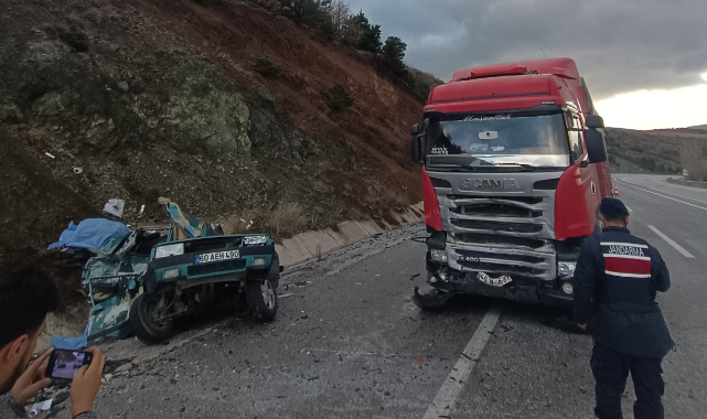 Otomobil ile TIR Çarpıştı: 2 Ölü, 1 Yaralı