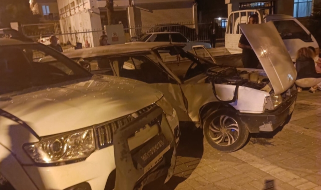 Otomobil kamyonetle çarpıştı: 3 yaralı