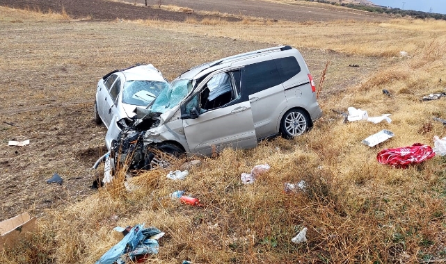 Otomobil önce tıra ardından hafif ticari araca çarptı