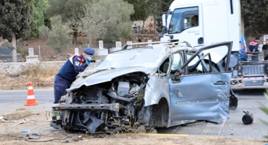 Otomobil otobüsün altında kaldı: 1 ölü, 3 yaralı