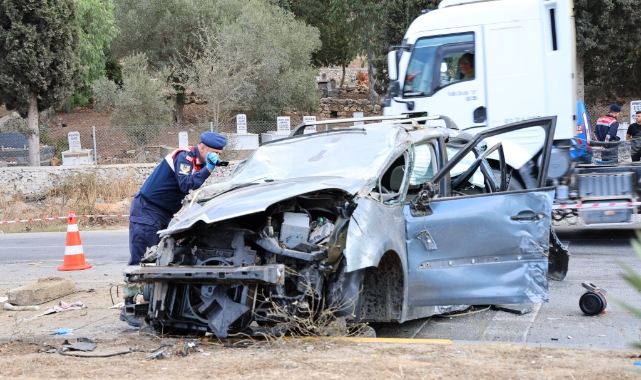 Otomobil otobüsün altında kaldı: 1 ölü, 3 yaralı