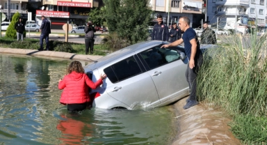 Otomobil suya düştü, vatandaşlar devreye girdi