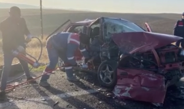 Otomobiller kafa kafaya çarpıştı: 1 ölü 4 yaralı