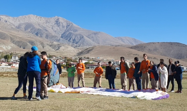 Özel çocukların adrenalin dolu yamaç paraşütü deneyimi