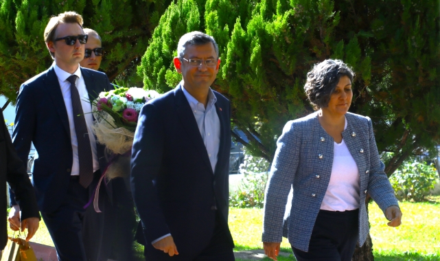 Özgür Özel ve eşi Didem Özel'den Kılıçdaroğlu çiftine ziyaret