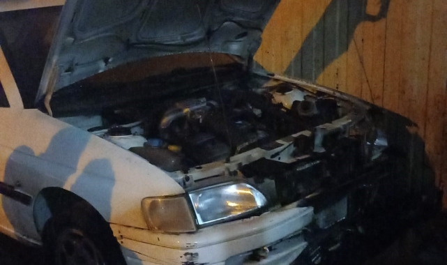 Park halindeki otomobilin motor kısmı alev aldı