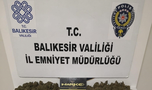 Polisin durdurduğu otomobil uyuşturucu deposu çıktı
