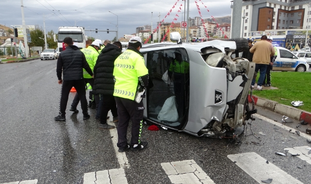 Refüje çarparak devrilen araçtan burnu bile kanamadan çıktı