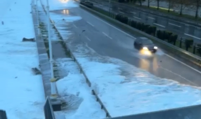 Rize'de dev dalgalar kara yoluna ulaştı