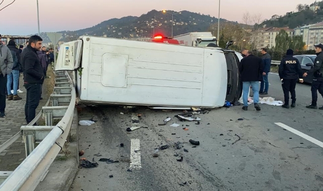 Rize’de minibüs ile otomobil çarpıştı: 4 yaralı