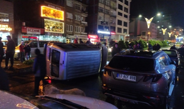 Rize’de refüje çarpan otomobil yan yattı