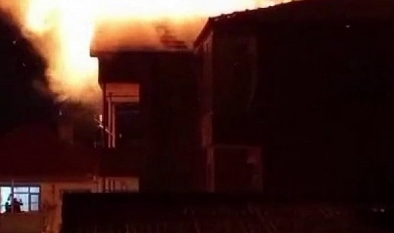Sakarya’da çatı alevlere teslim oldu