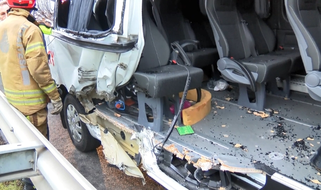 Servis minibüsü bariyere çarptı: Yaralılar var!