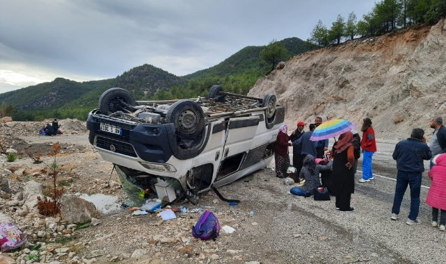 Seydikemer'de servis aracı devrildi: 9 yaralı