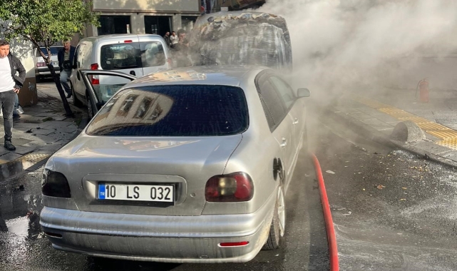 Seyir halindeki otomobil alev aldı