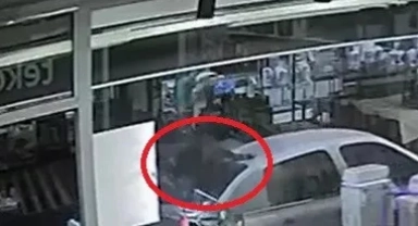Seyir halindeki otomobilin üzerine keçi düştü