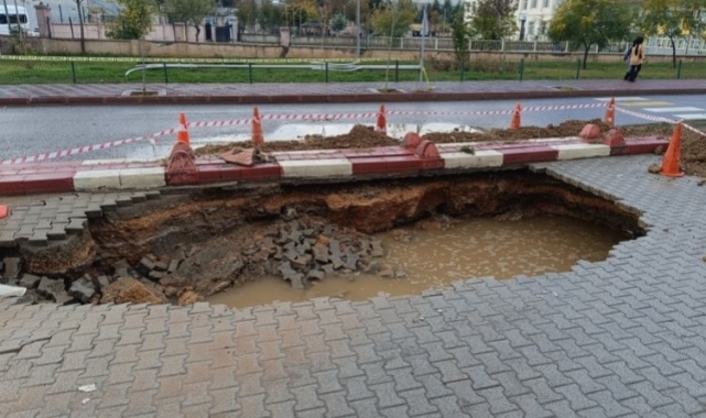 Siirt'te sağanak yağış sonucu yol çöktü
