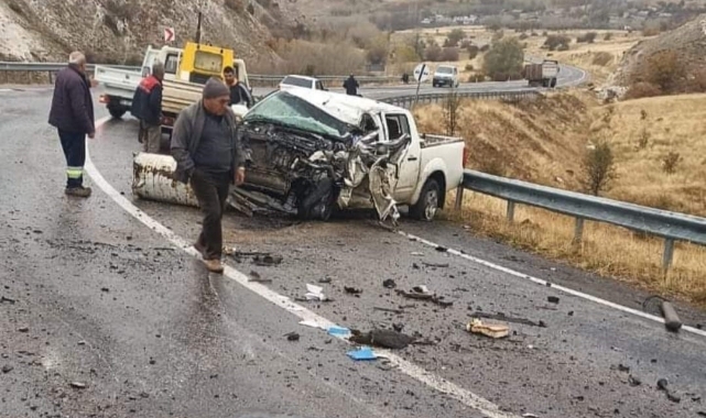 Sivas’ta pikap ile TIR çarpıştı: 1’i ağır 2 yaralı