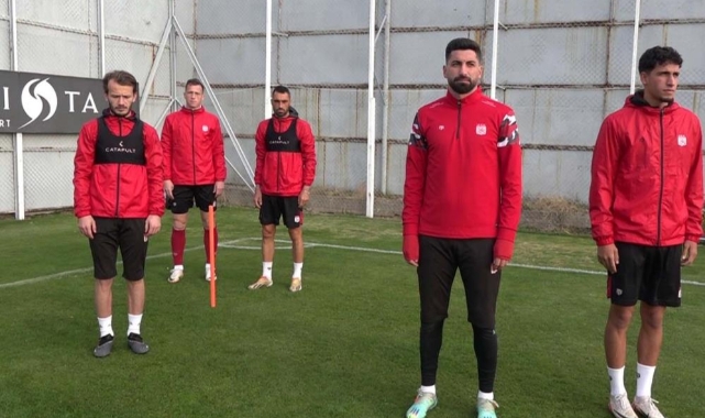 Sivasspor, saat 09.05'te saygı duruşunda bulundu