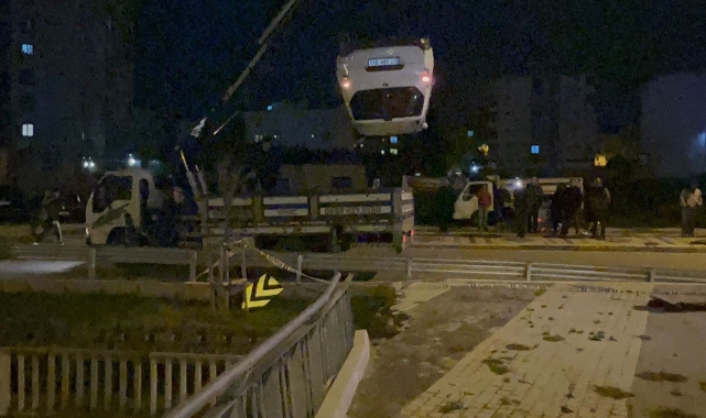 Sultanbeyli'de minibüsle çarpışan araç dereye uçtu: 1 yaralı