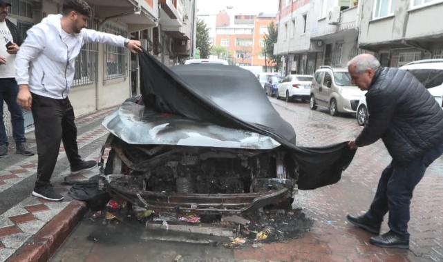 Sultangazi'de park halindeki otomobil kundaklandı