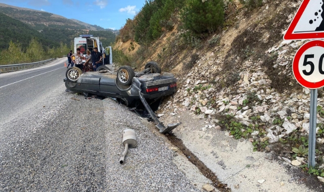 Virajı alamayan otomobil takla attı