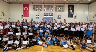 Voleybol Şenliği'nde 800 çocuk buluştu