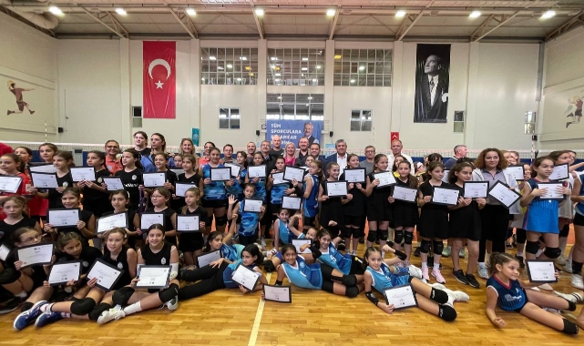 Voleybol Şenliği'nde 800 çocuk buluştu