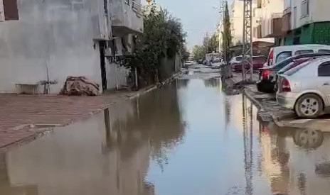 Yağmur yolları nehre çevirdi, vatandaşlar şimşek altında halay çekti