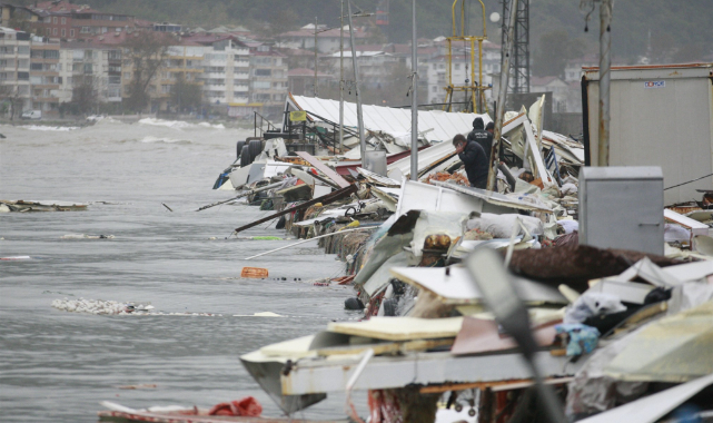 Yalova'da korkutan anlar! Deniz taştı, tekneler parçalandı