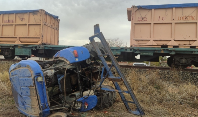 Yük treni traktöre çarptı: 1 ölü, 1 yaralı