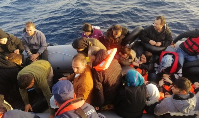 Yunanistan'ın geri ittiği 132 göçmen kurtarıldı