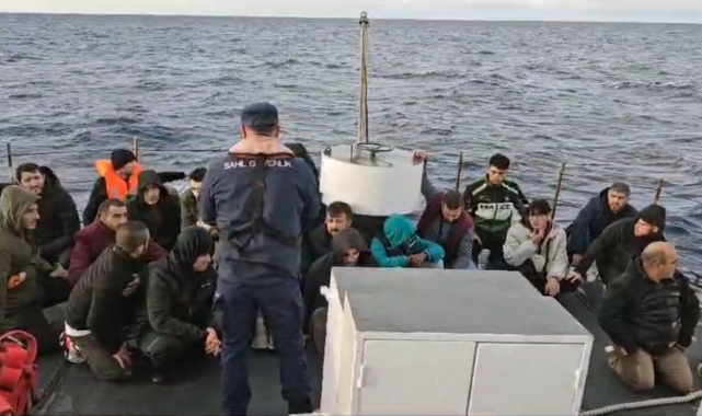 Yunanistan’ın geri ittiği düzensiz göçmenler kurtarıldı