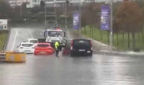 Zeytinburnu'nda araçlar mahsur kaldı