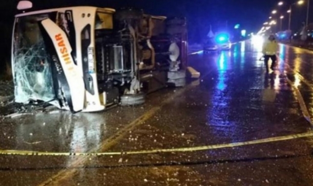 Afyonkarahisar'da midibüs devrildi!