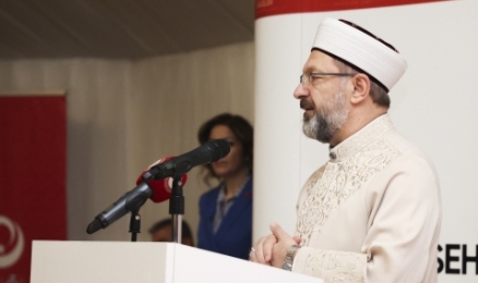 Ali Erbaş: "Gençlerimize iyi rehber olursak geleceğimiz güzel olur”