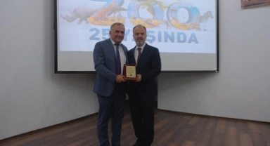 Alinur Aktaş'tan Özhan Market'e plaket