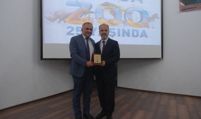 Alinur Aktaş'tan Özhan Market'e plaket