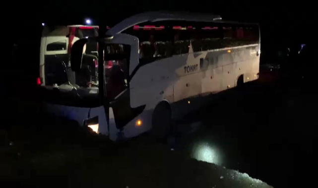 Amasya’da kontrolden çıkan yolcu otobüsü çukura düştü