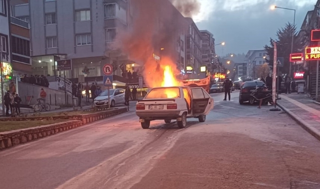 Amasya’da otomobil alev alev yandı