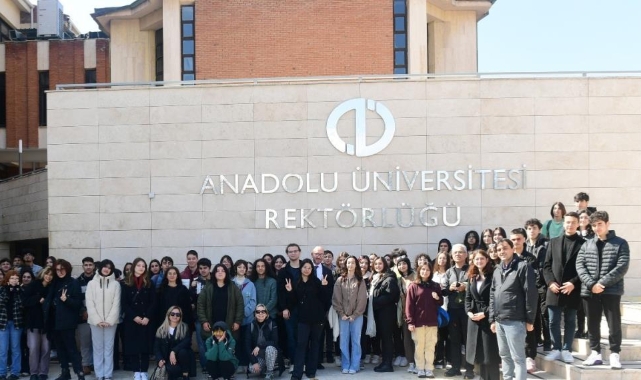 Anadolu Üniversitesi aday öğrencileri için kampüs turları düzenliyor